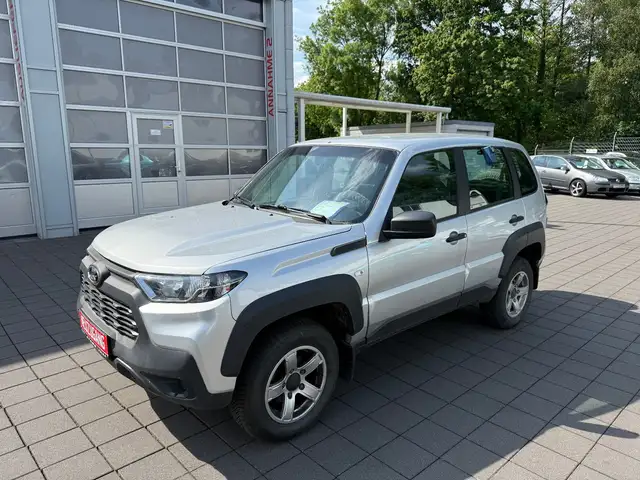 Lada Niva Travel**KLIMAANLAGE+ALLWETTER+SITZHEIZUNG**