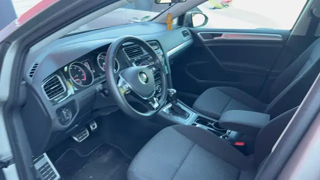 Volkswagen Golf view 4