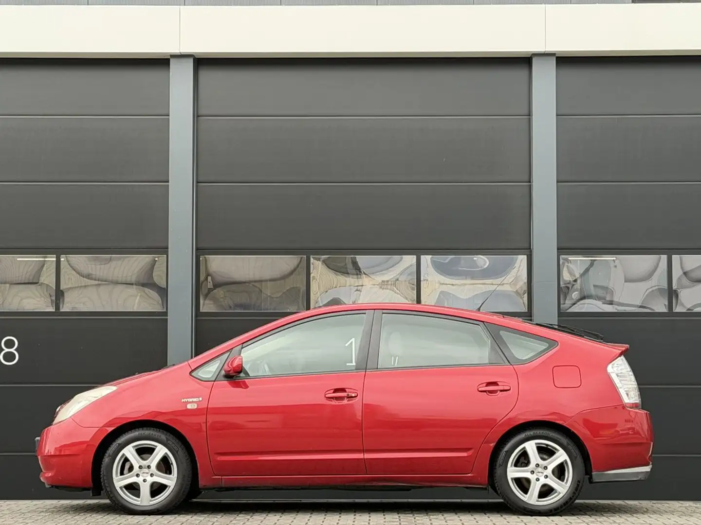 Toyota Prius 1.5 VVT-i Tech Edition Rood - 2