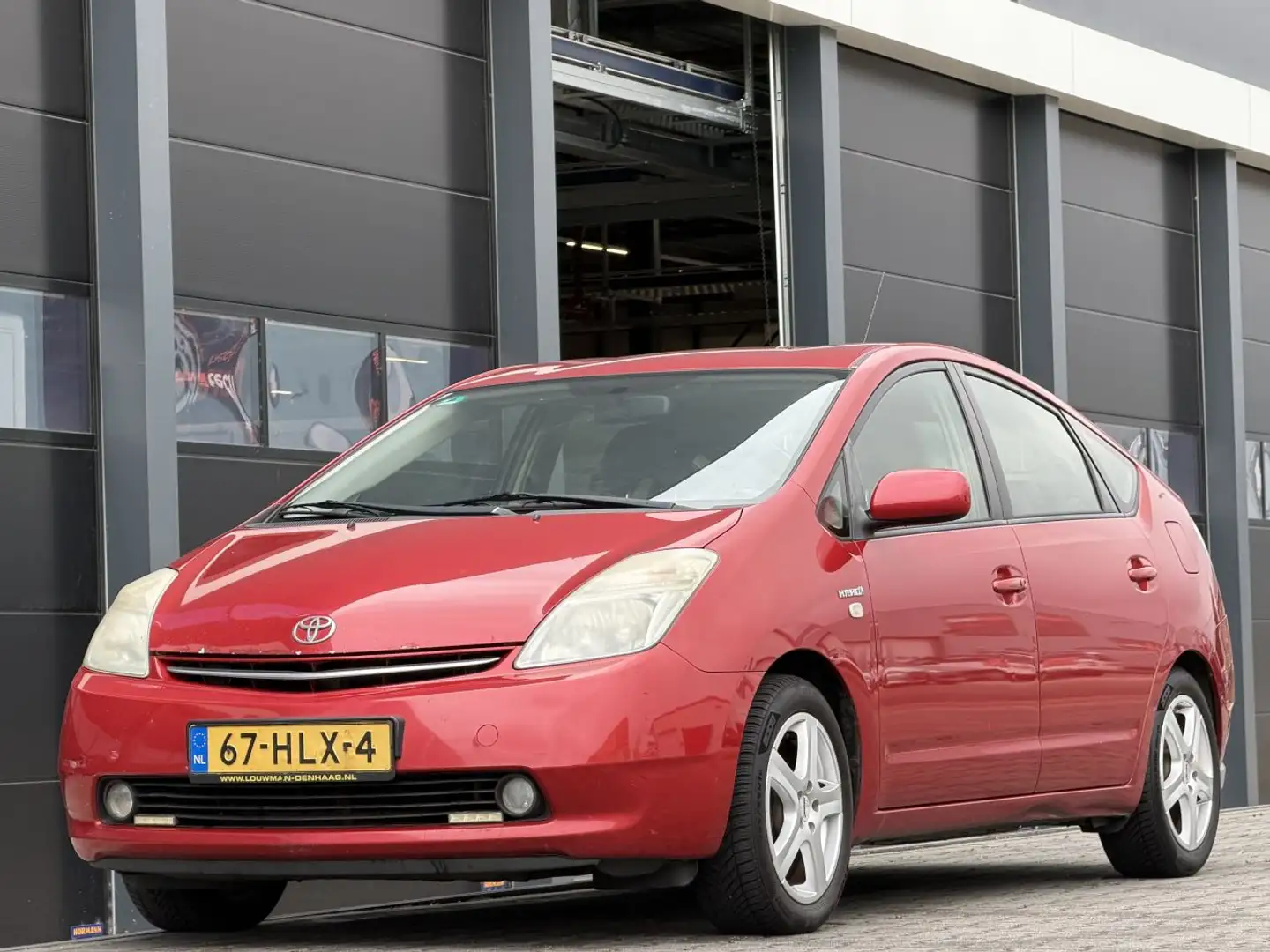Toyota Prius 1.5 VVT-i Tech Edition Rood - 1