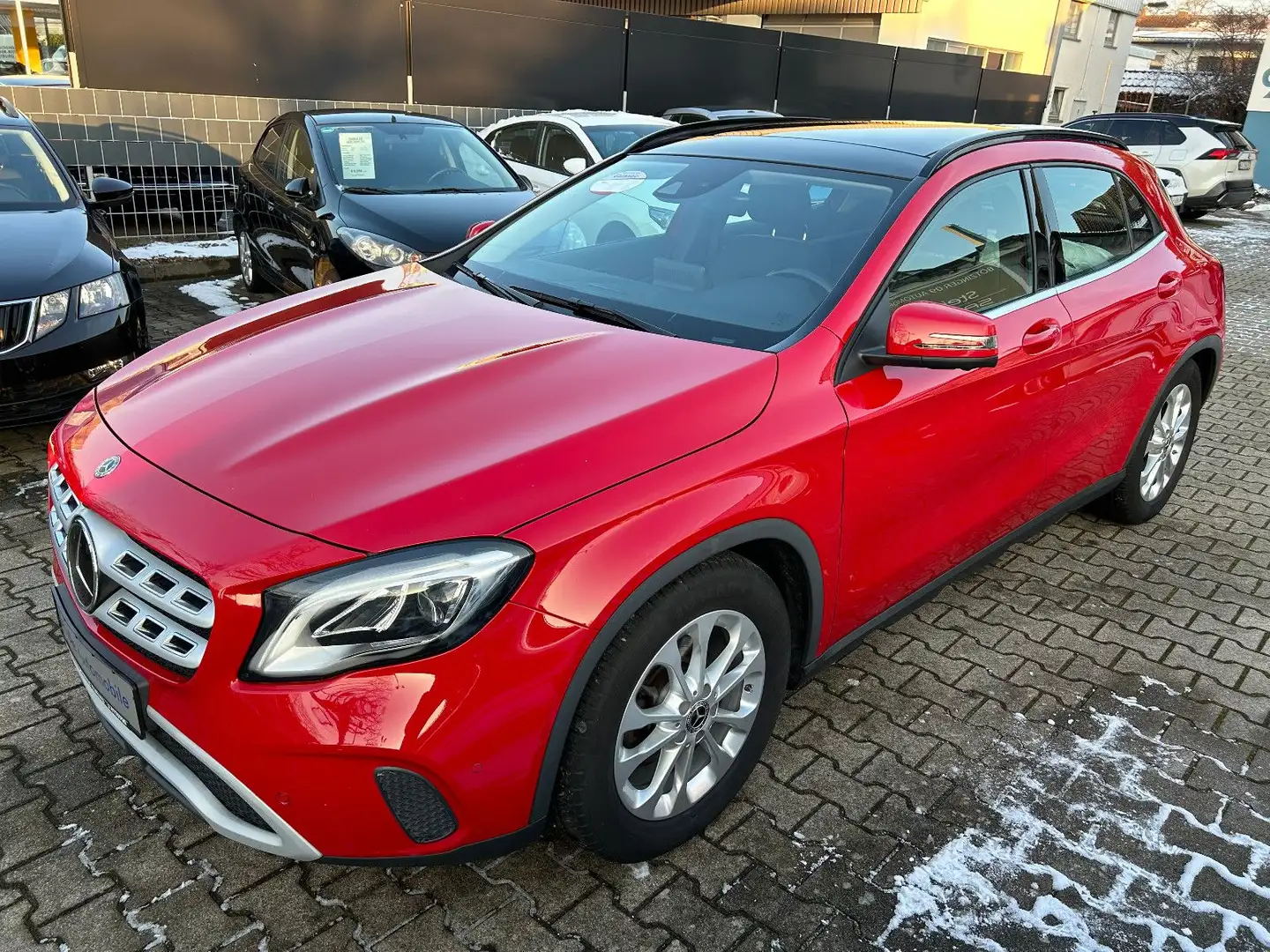 Mercedes-Benz GLA 220 d 7-G-DCT Style Red - 2