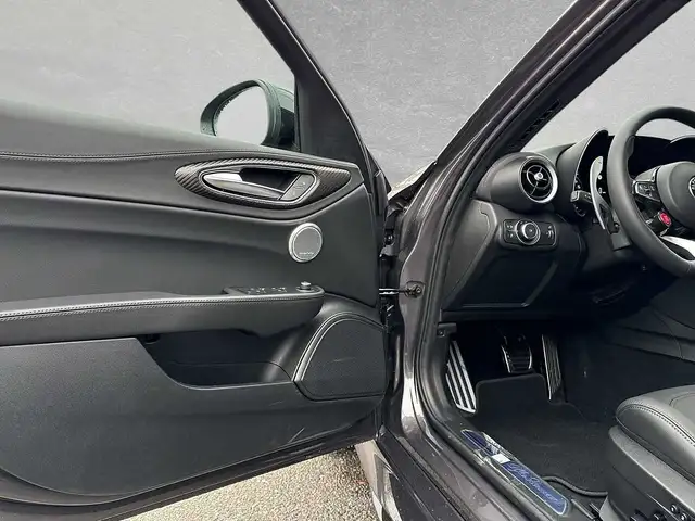 Alfa Romeo Giulia view 5