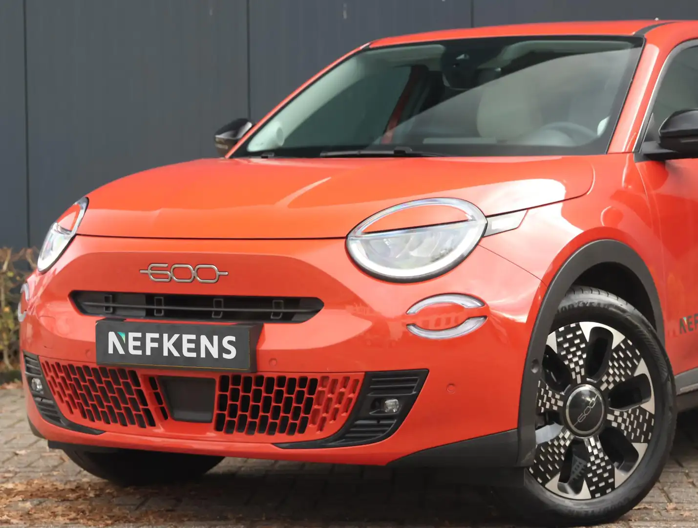 Fiat 600e 54 kWh La Prima | Navigatie | Achteruitrijcamera | Oranje - 2