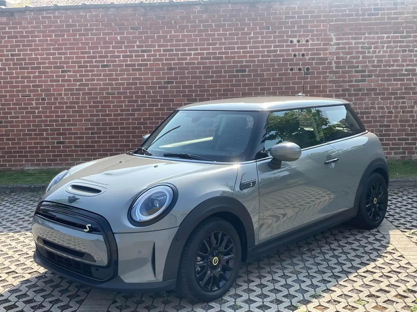 MINI Cooper SE e-Mini 28.9 kWh Black Pack- 2022 - 17.000 Km Grijs - 2