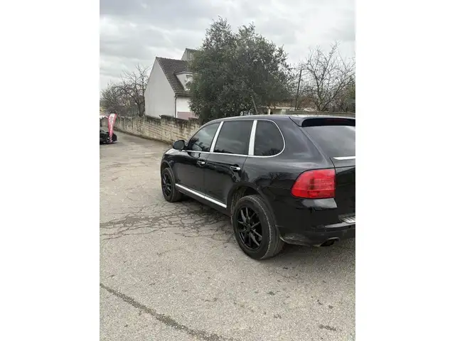 Porsche Cayenne view 11