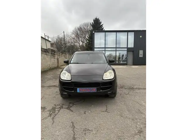 Porsche Cayenne view 4