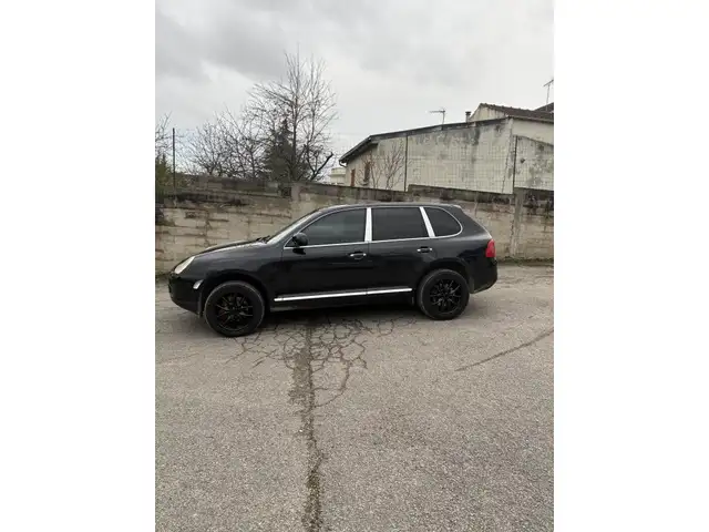 Porsche Cayenne view 8