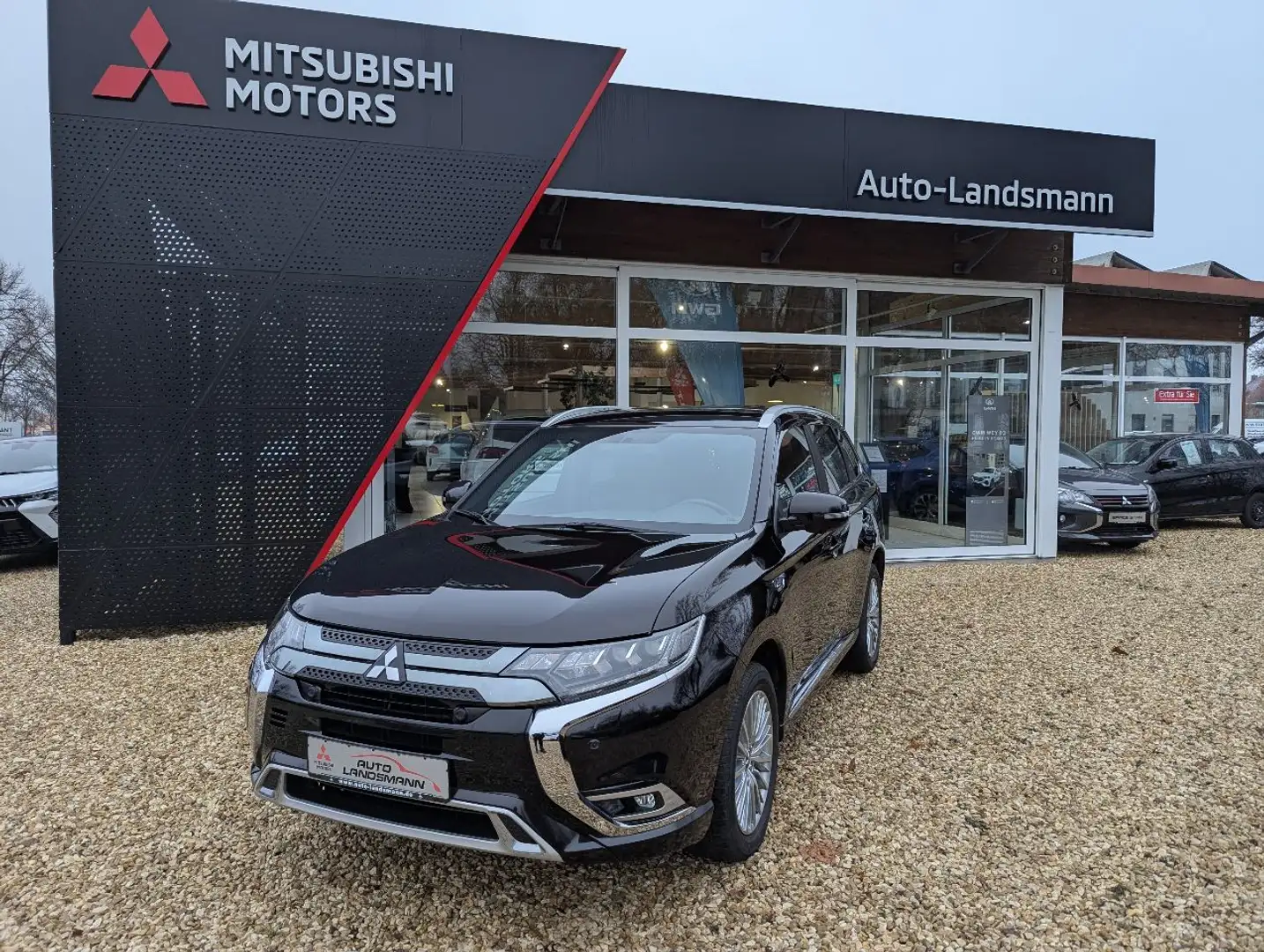 Mitsubishi Outlander PHEV PLUS mit Spirit-Paket 2.4 4WD Schwarz - 1