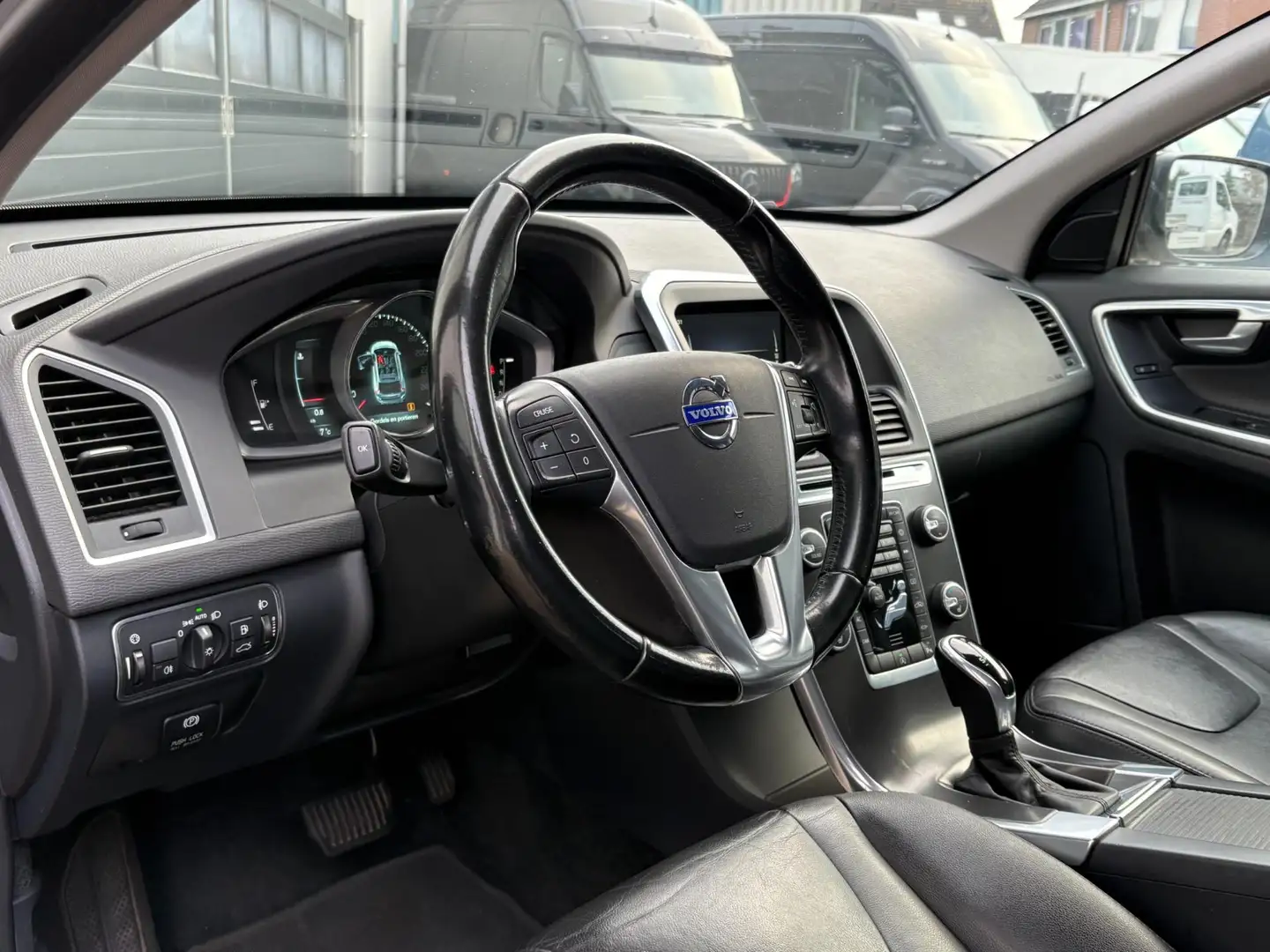 Volvo XC60 2.0 D4 Autom. Summum Leder Navi Camera Clima Cruis Marrón - 2