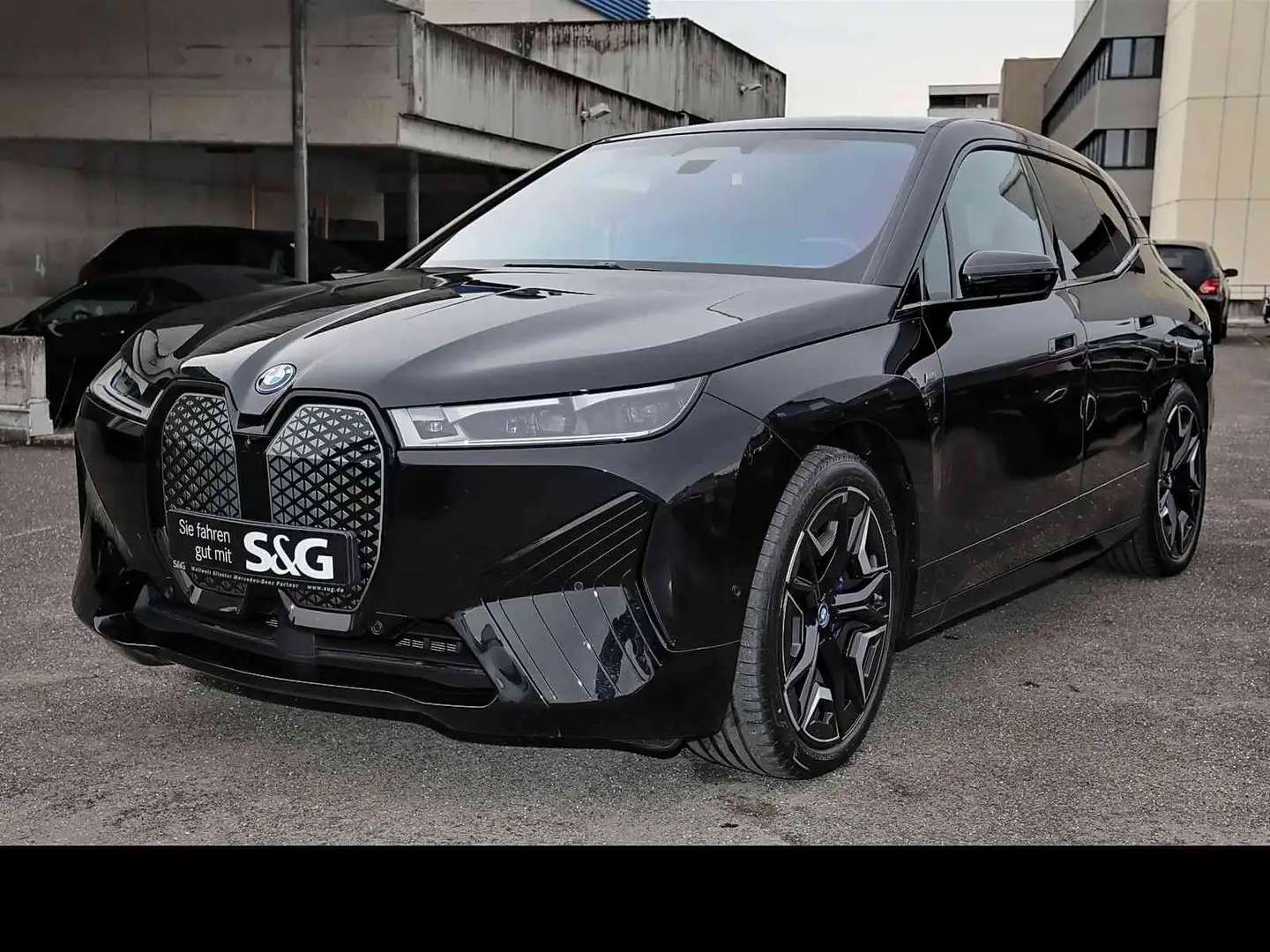 BMW M6 0 iX Pano+AHK+Sitzhzg.+LED Schwarz - 1