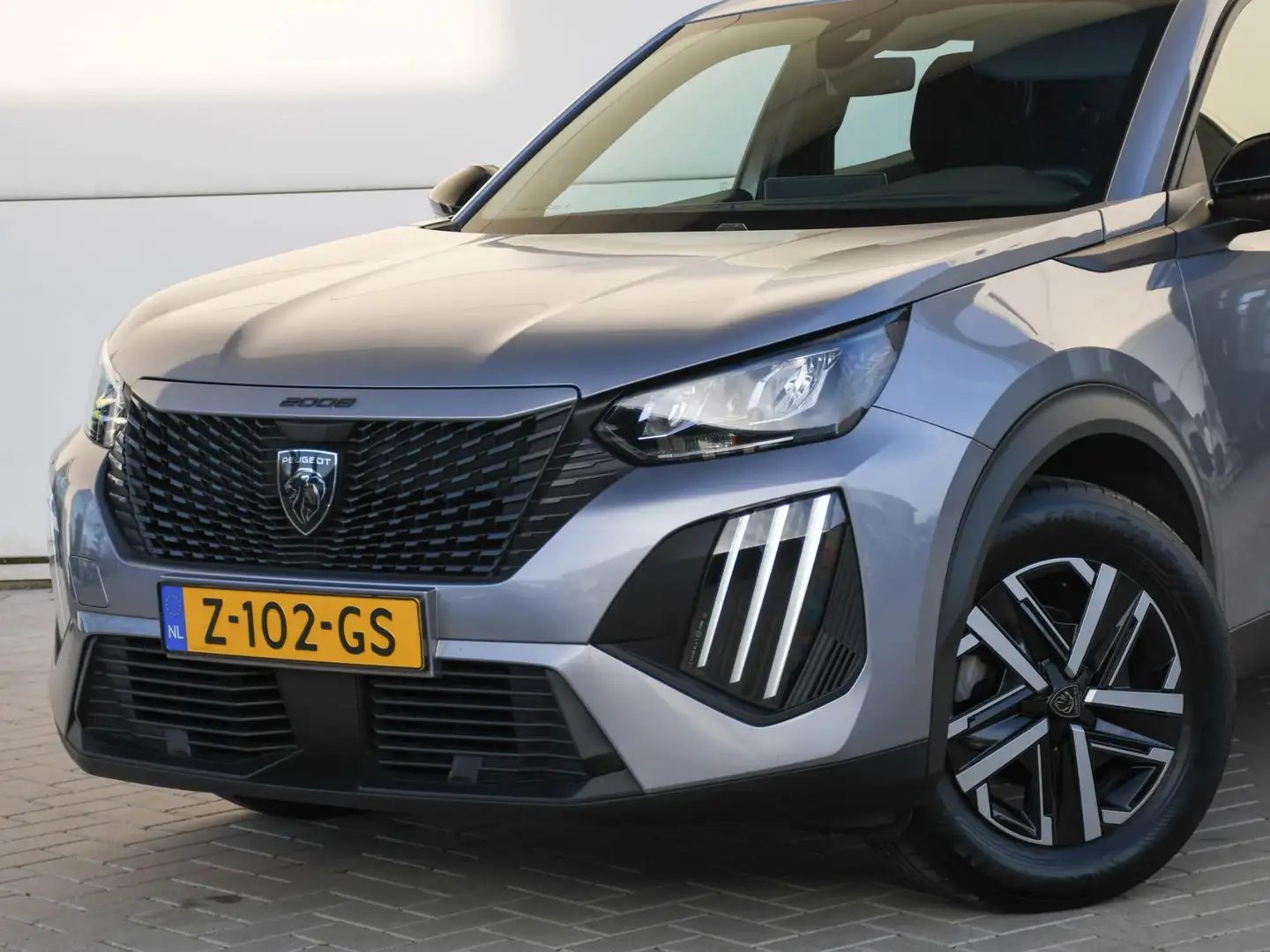 Peugeot 2008 Active 1.2 PureTech 100pk NAVI | APPLE CARPLAY | C Grau - 2