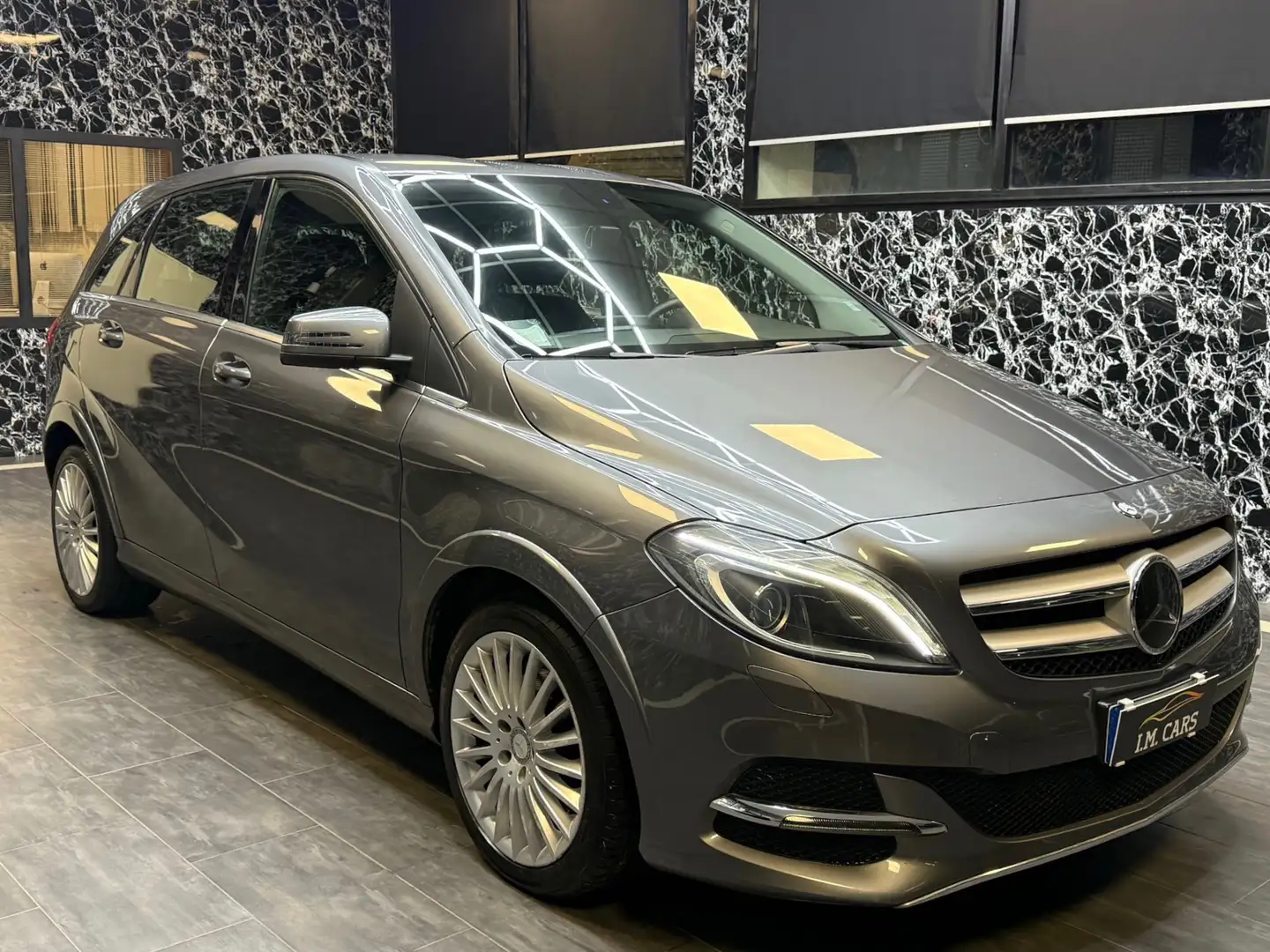 Mercedes-Benz B 200 ngd Premium Gris - 1