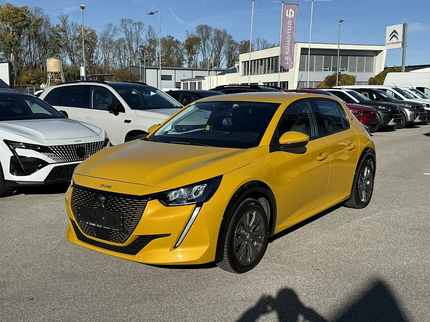 Peugeot e-208 50kWh Allure Gelb - 1