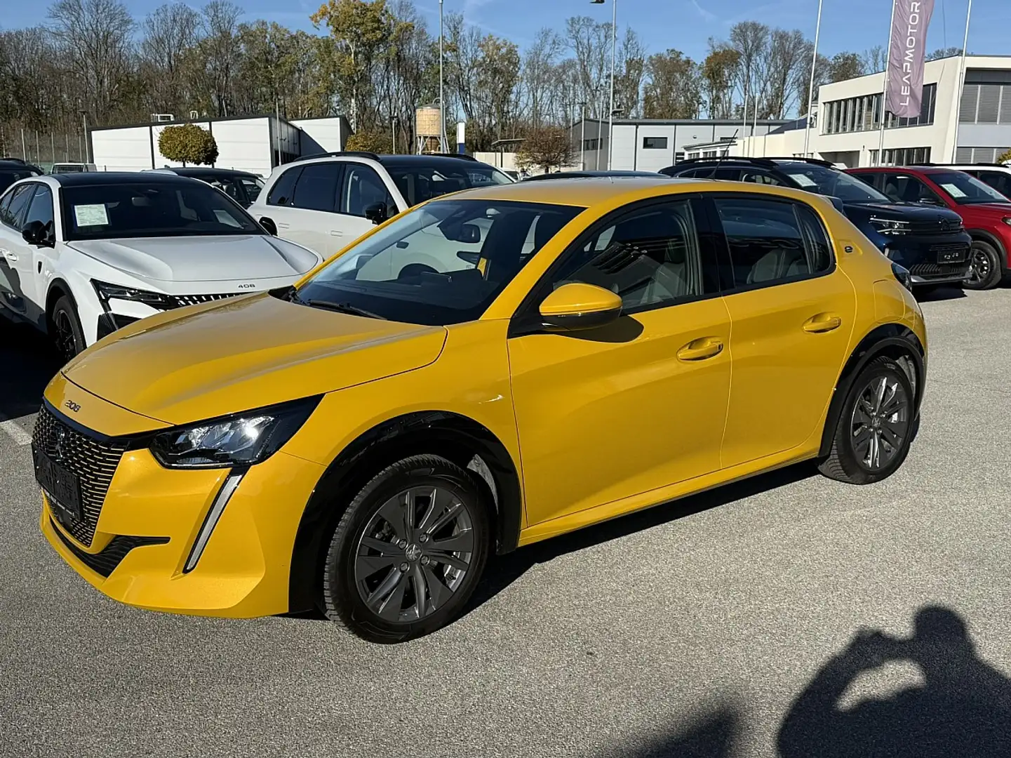 Peugeot e-208 50kWh Allure Gelb - 2