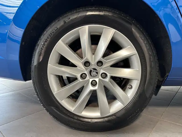 Skoda Superb view 3