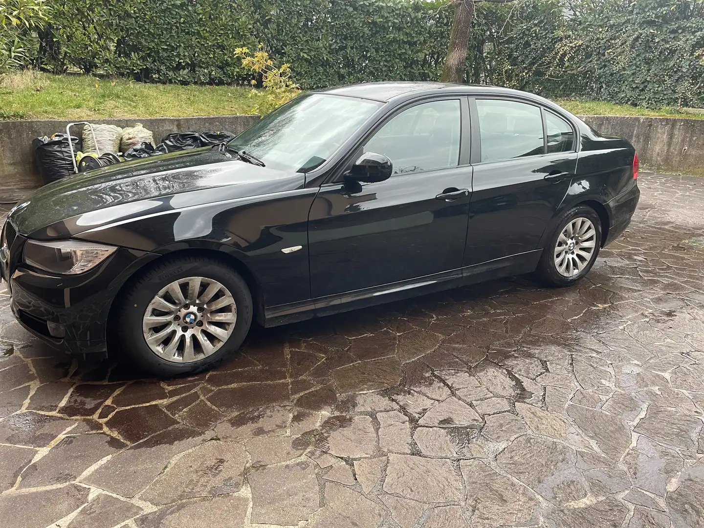 BMW 318 Serie 3 E90 Berlina 318d 2.0 Eletta 143cv FL crna - 2