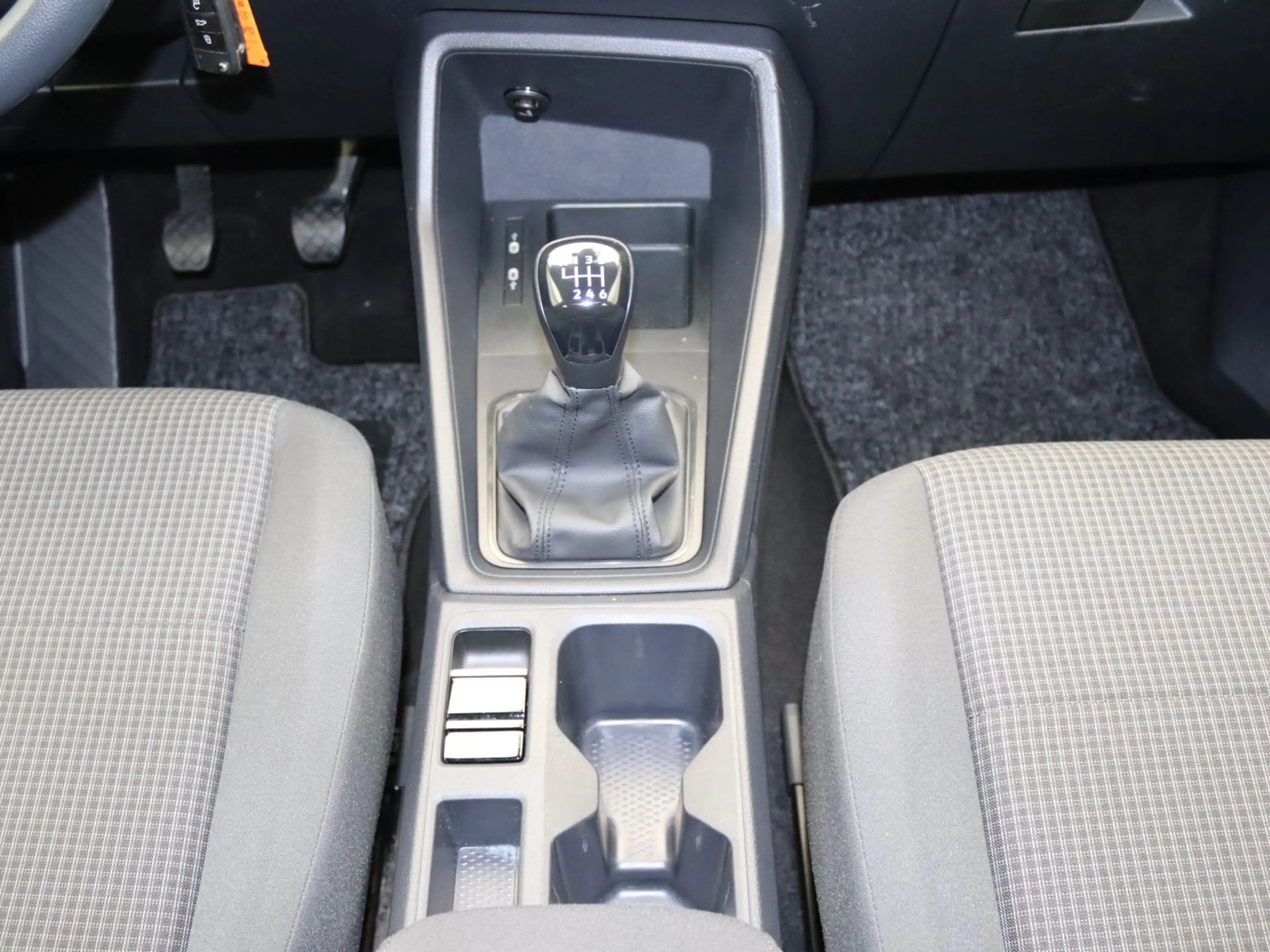 Volkswagen Caddy California 1.5 TSI / Bett, AHK, RFK — photo 12
