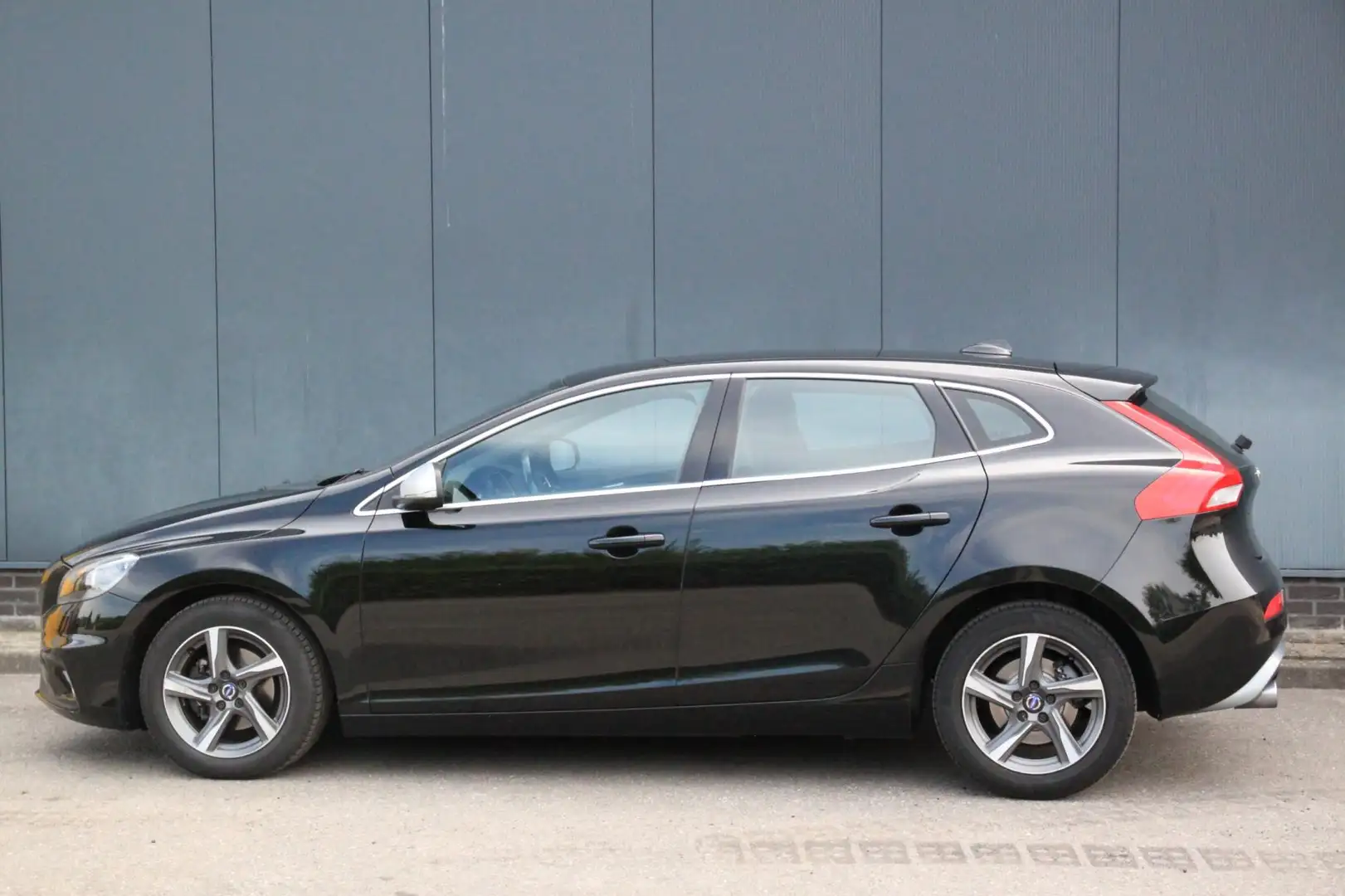 Volvo V40 2.0 D2 R-Design Business Xenon/Stoelverarming/Navi Zwart - 2