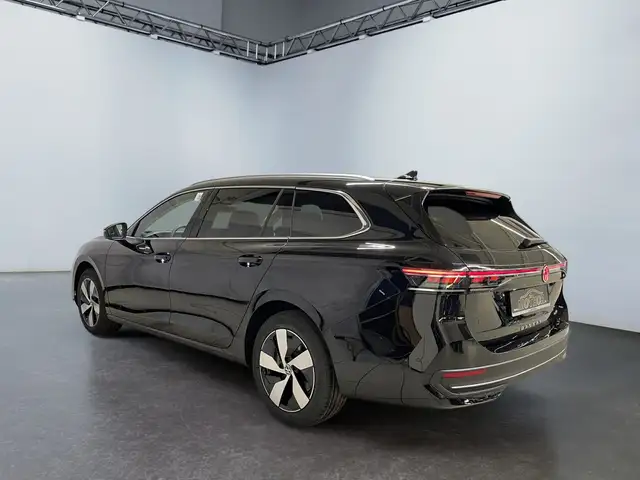 Volkswagen Passat view 4