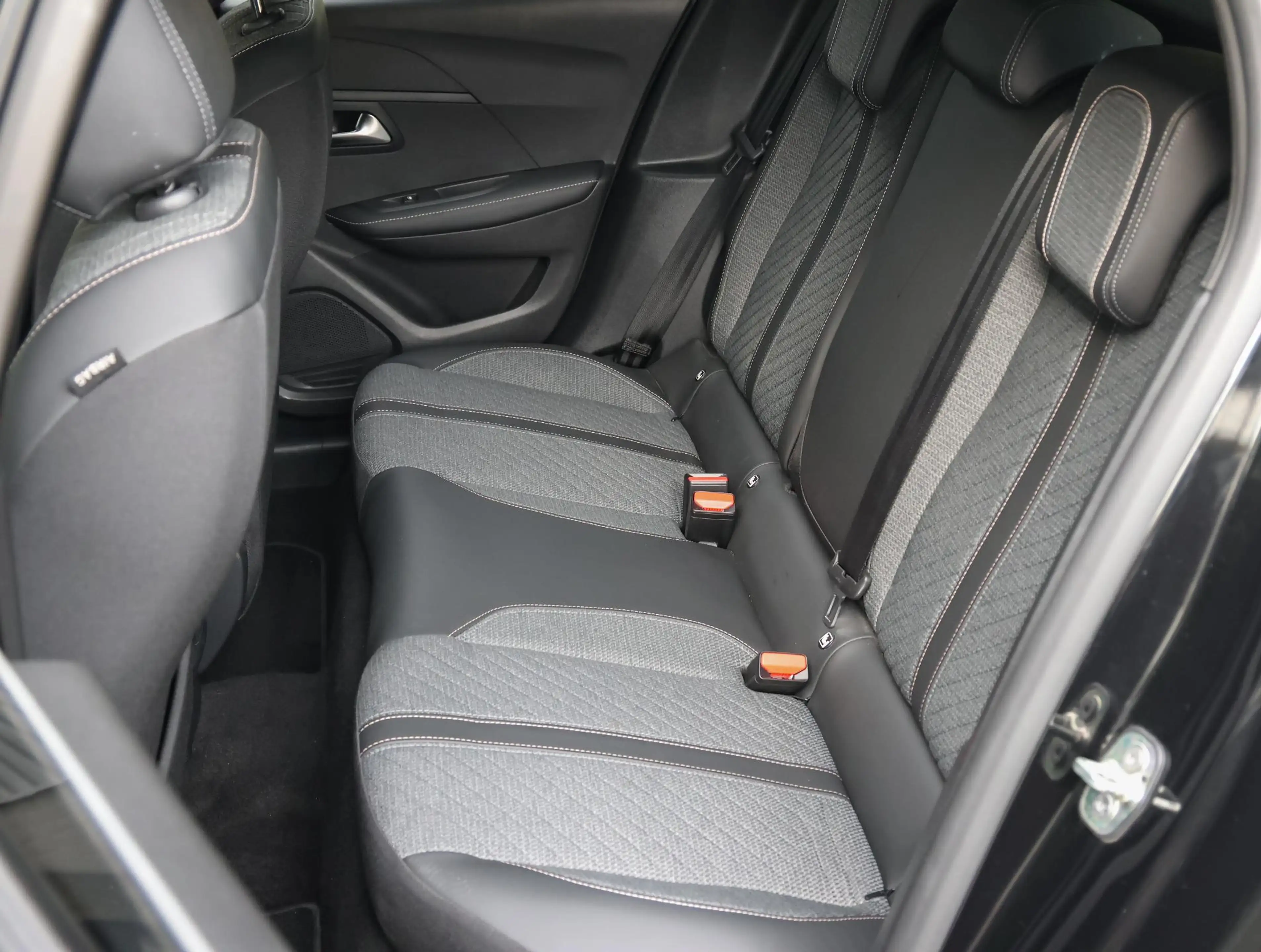 Peugeot e-208 e-Style 50 kWh | Navigatie | Parkeersensoren | Cru — photo 15