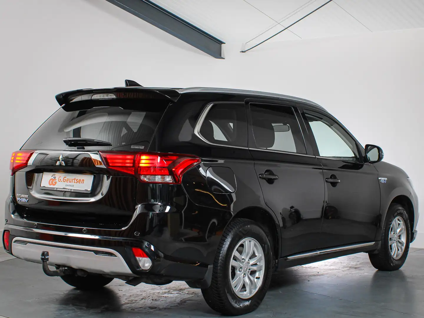 Mitsubishi Outlander 2.4 PHEV Pure, LED, Trekhaak, Navigatie, Stoelverw Zwart - 2