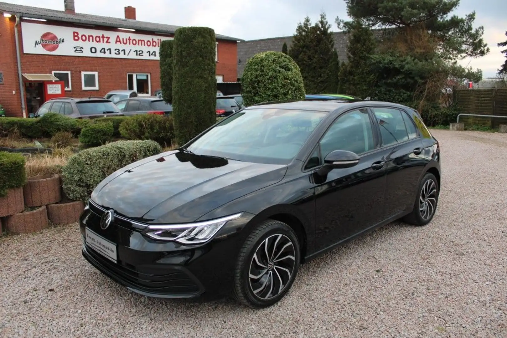 Volkswagen Golf VIII 1.5 TSI Life *Klimatr,Navi,LED,SHZ,PDC,APP* Zwart - 1