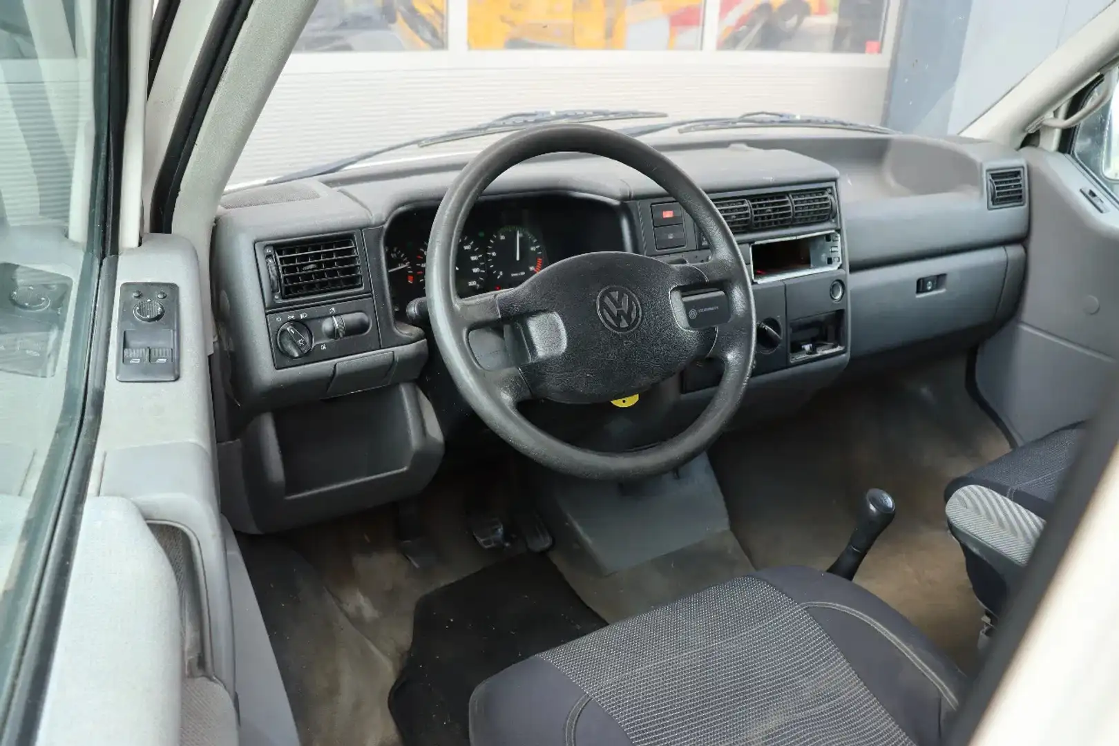 Volkswagen Transporter 2.5 TDi L2H1 l 188.000 KM l INRUIL KOOPJE !! Wit - 2