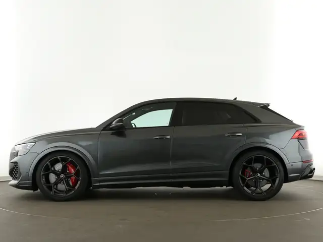 Audi RS Q8 view 4