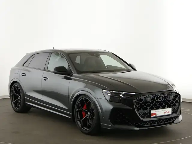 Audi RS Q8 view 9
