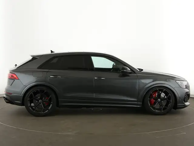 Audi RS Q8 view 8