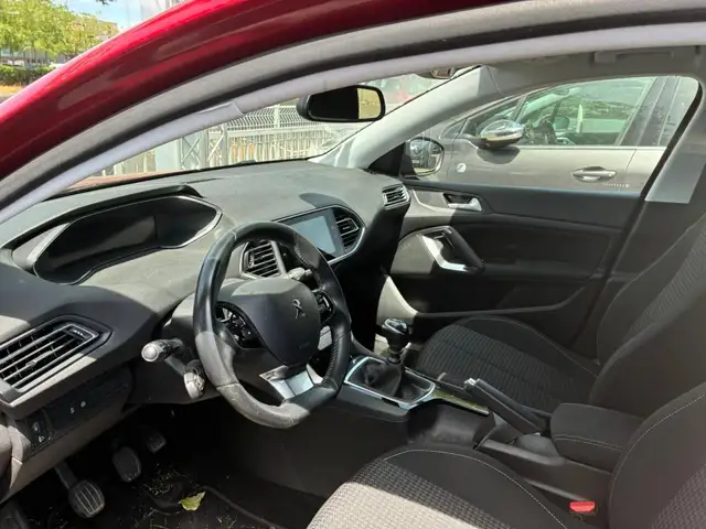 Peugeot 308 view 9