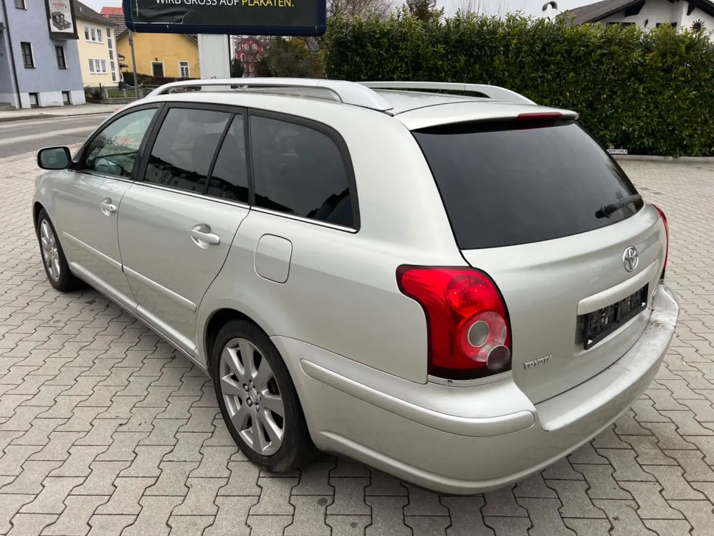 Toyota Avensis Kombi 2.0 D-4D 1-Hand Org.137tkm ! ! ! Silber - 2