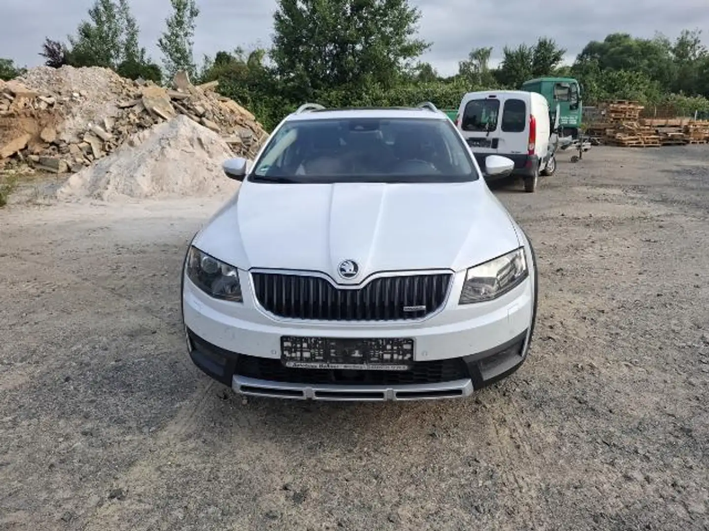 Skoda Octavia Combi Scout 4x4 Pano AHK Standheizung Weiß - 2
