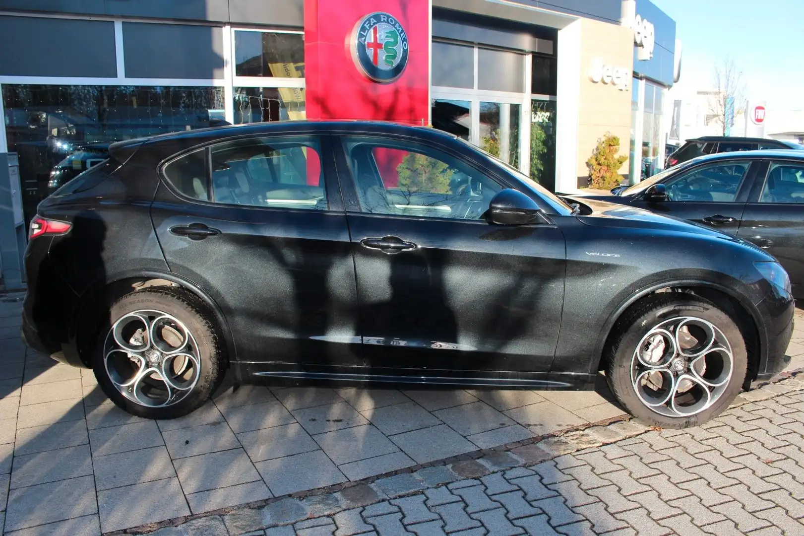 Alfa Romeo Stelvio Veloce Q4 Werksgarantie 06-2027 Schwarz - 2