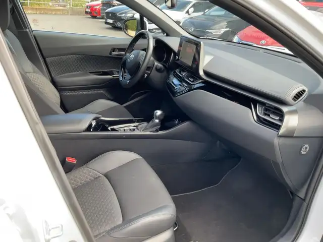 Toyota C-HR view 15