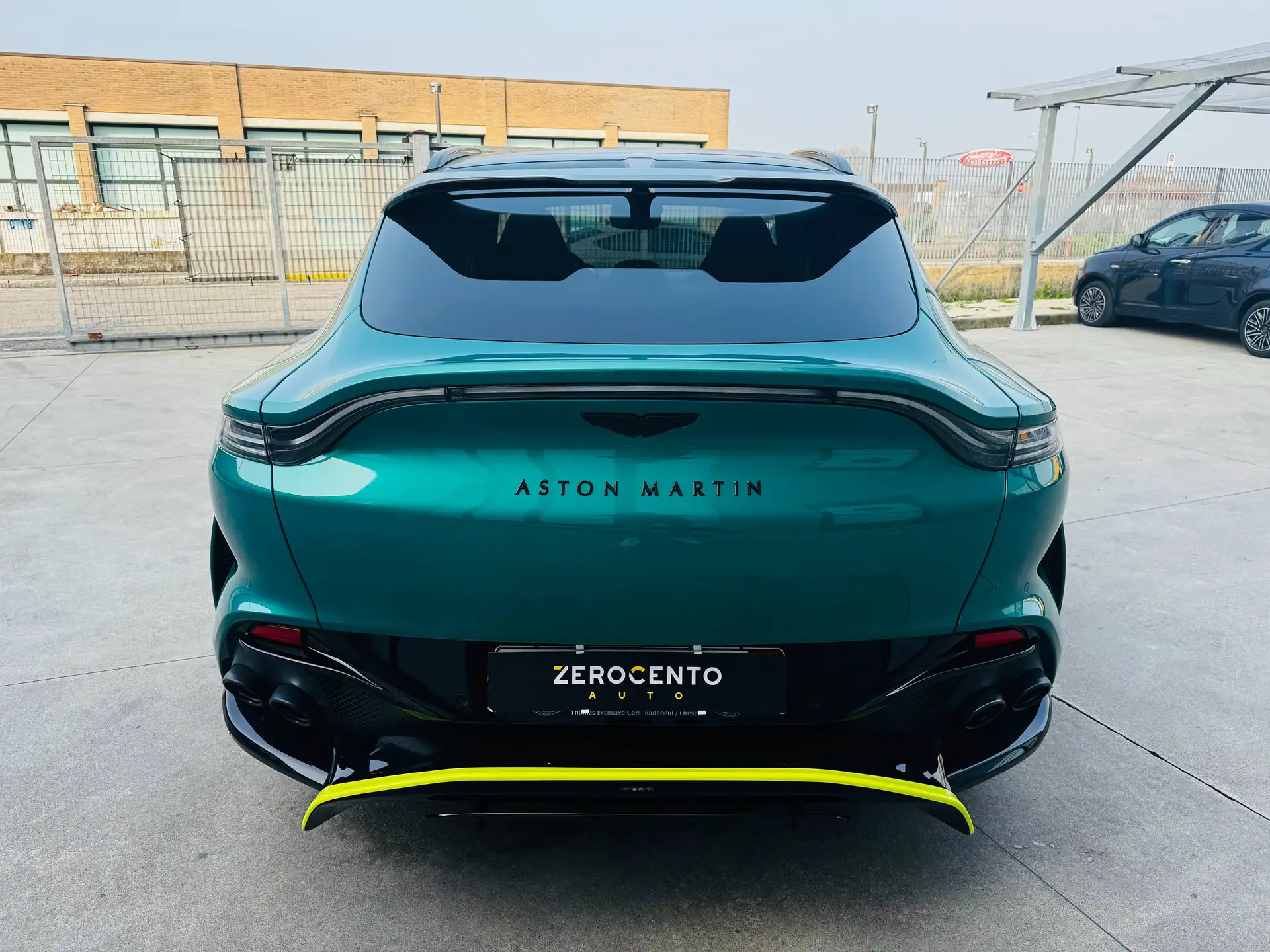 애스턴마틴 DBX 2024 청록 사진 6