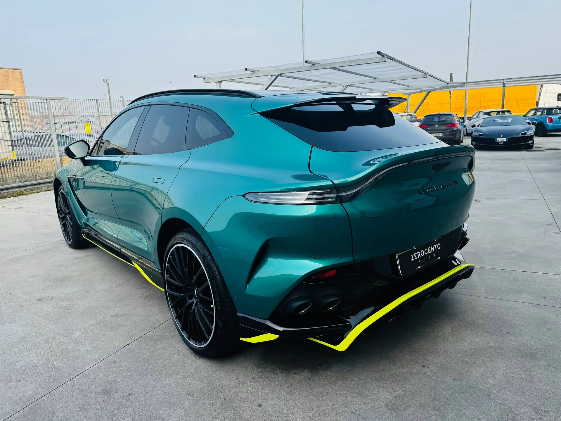 애스턴마틴 DBX 2024 청록 사진 5