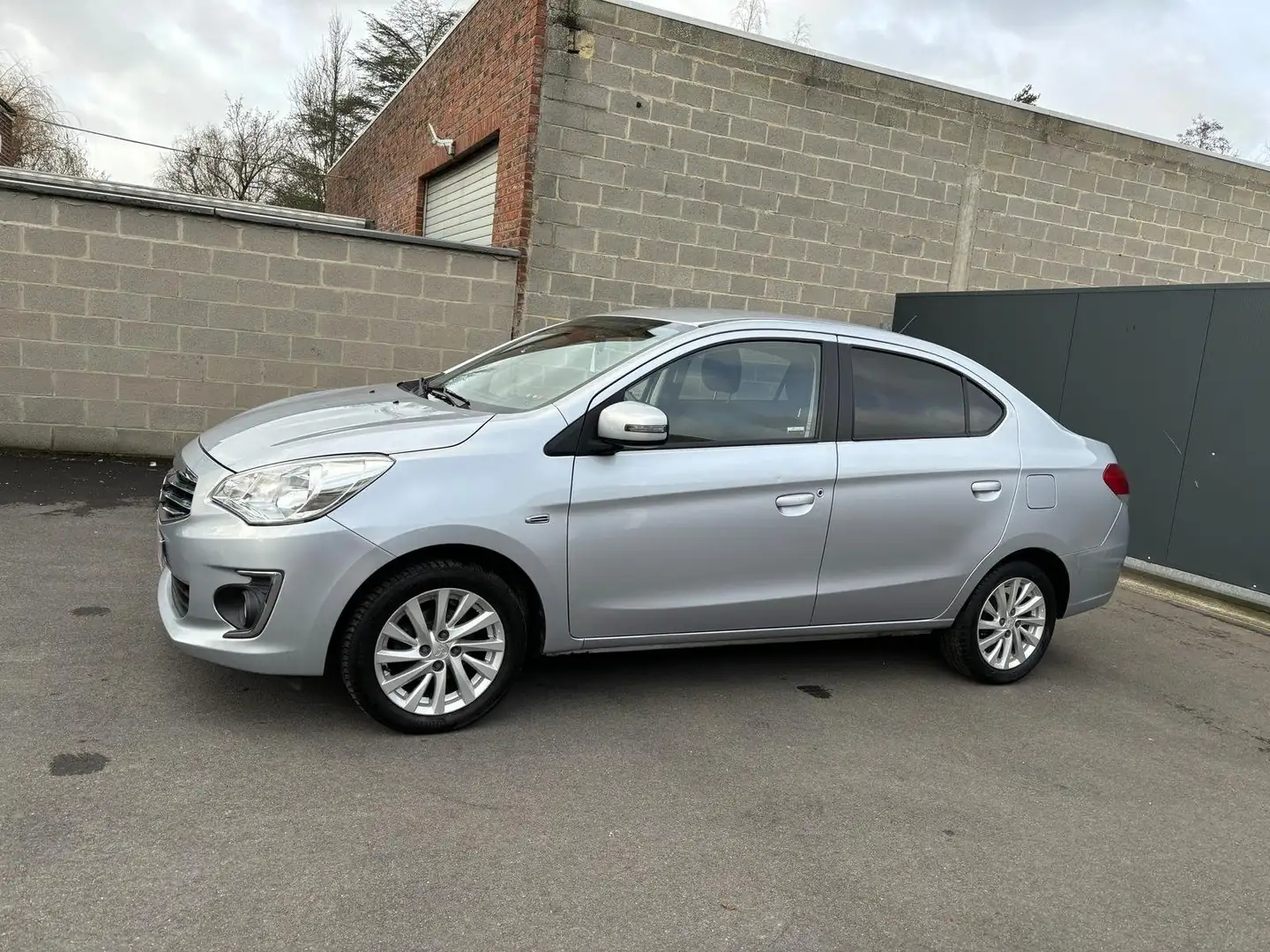 Mitsubishi Attrage 1.2i ClearTec Intense*AUTOMAAT*AIRCO*47000KM Gris - 2