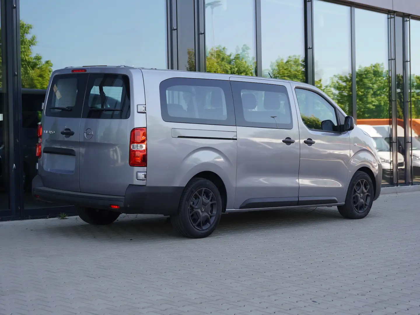Opel Vivaro lang / 9-Sitzer / 180 PS Automatik Plateado - 2