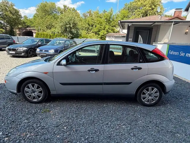 Ford Focus view 3
