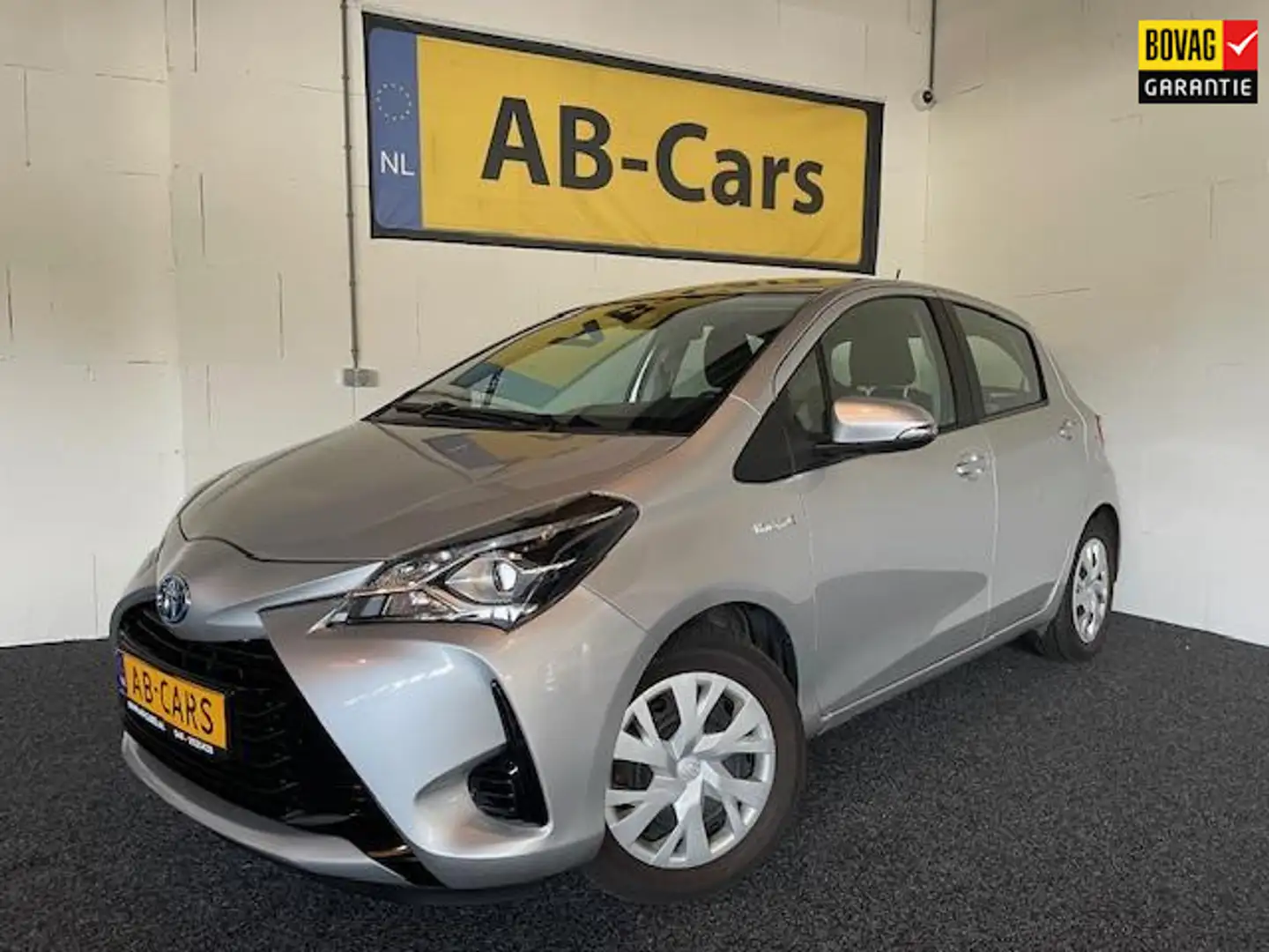 Toyota Yaris 1.5 Hybrid Active Grijs - 1