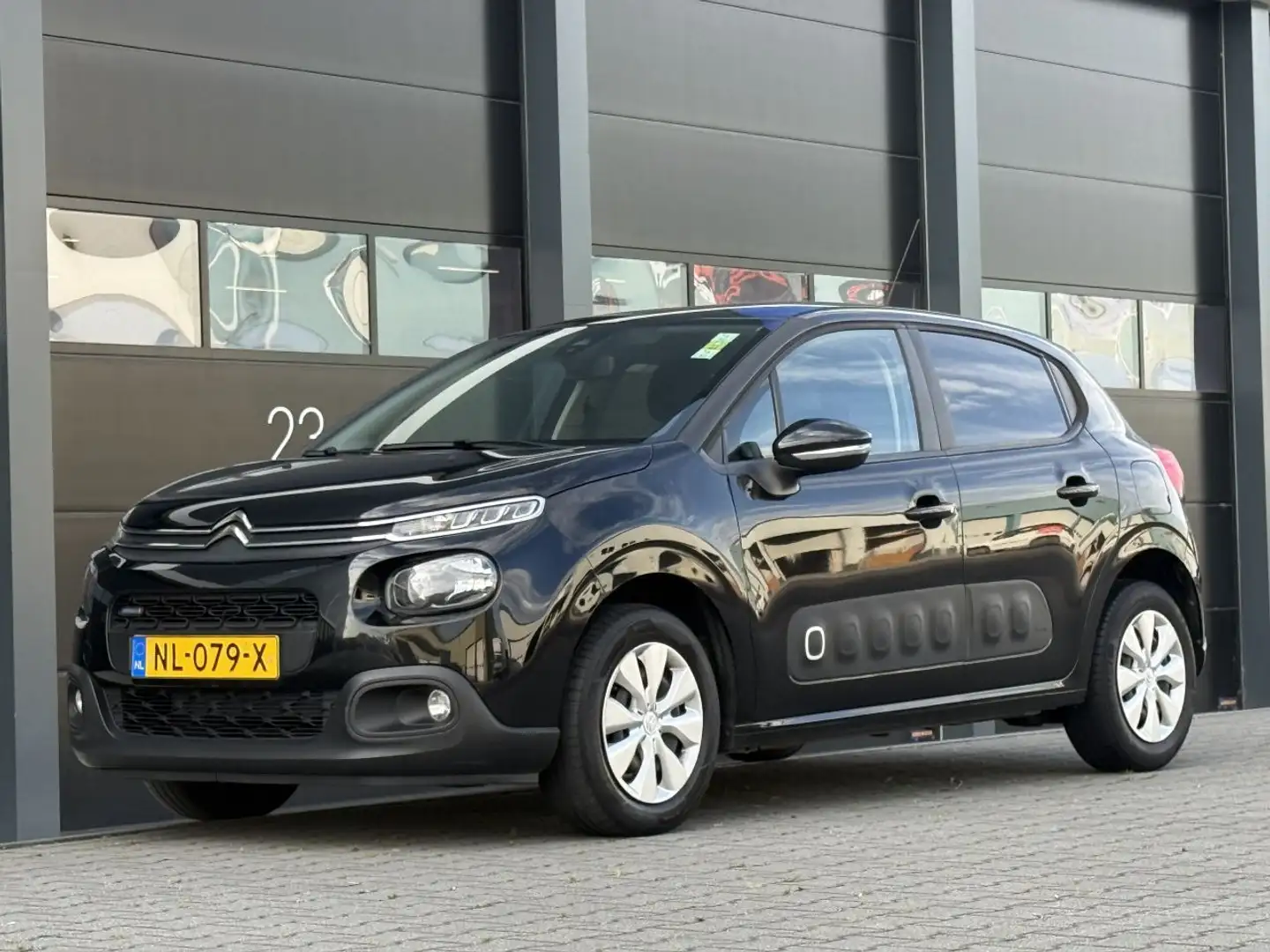 Citroen C3 1.2 PureTech Feel Navi Clima Zwart - 1