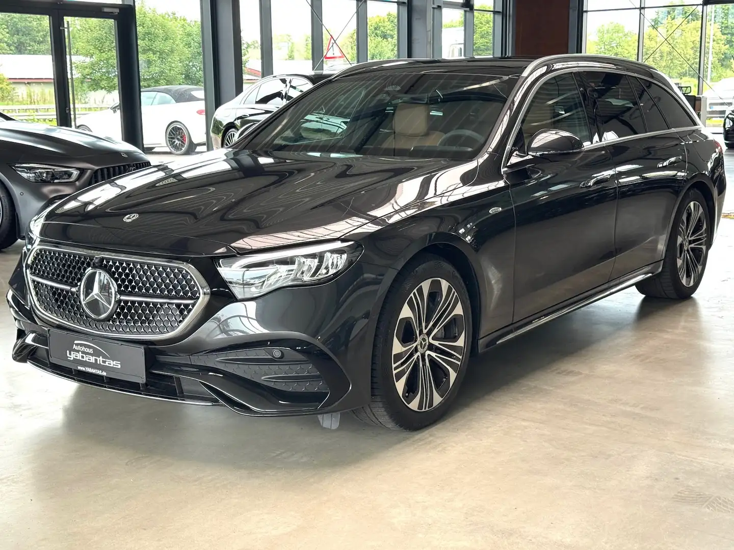 Mercedes-Benz E 300 de T AMG Pano Hyperscreen AHK DISTRONIC Pro Kamera Gris - 1