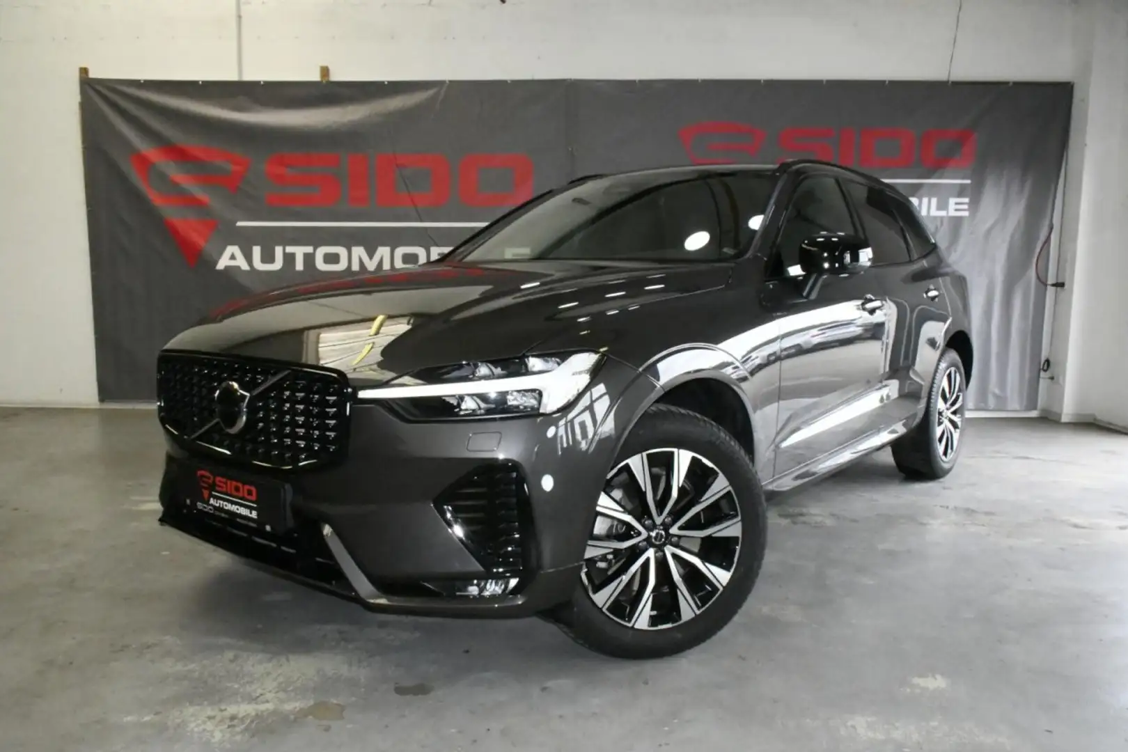 Volvo XC60 AWD Plus Dark ACC*KEY*PANO*CAM*NAV*AHK*H&K Klima Grijs - 1