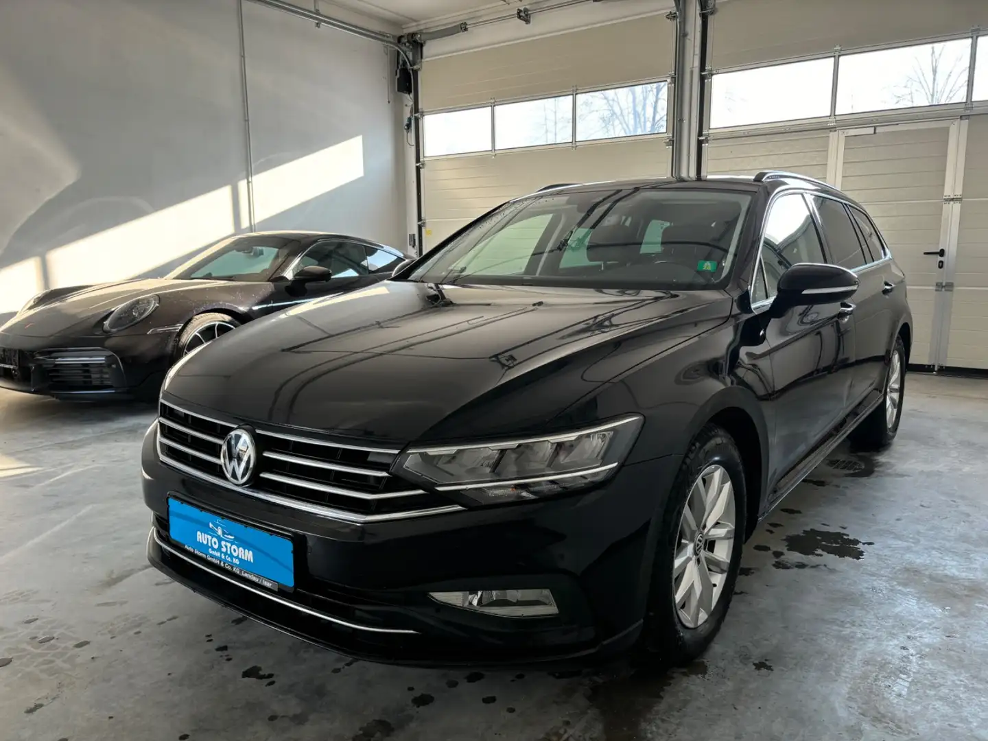 Volkswagen Passat Variant 2.0 TDI Business*LED*ACC*Kamera*AHK* ACC Massage Zwart - 1