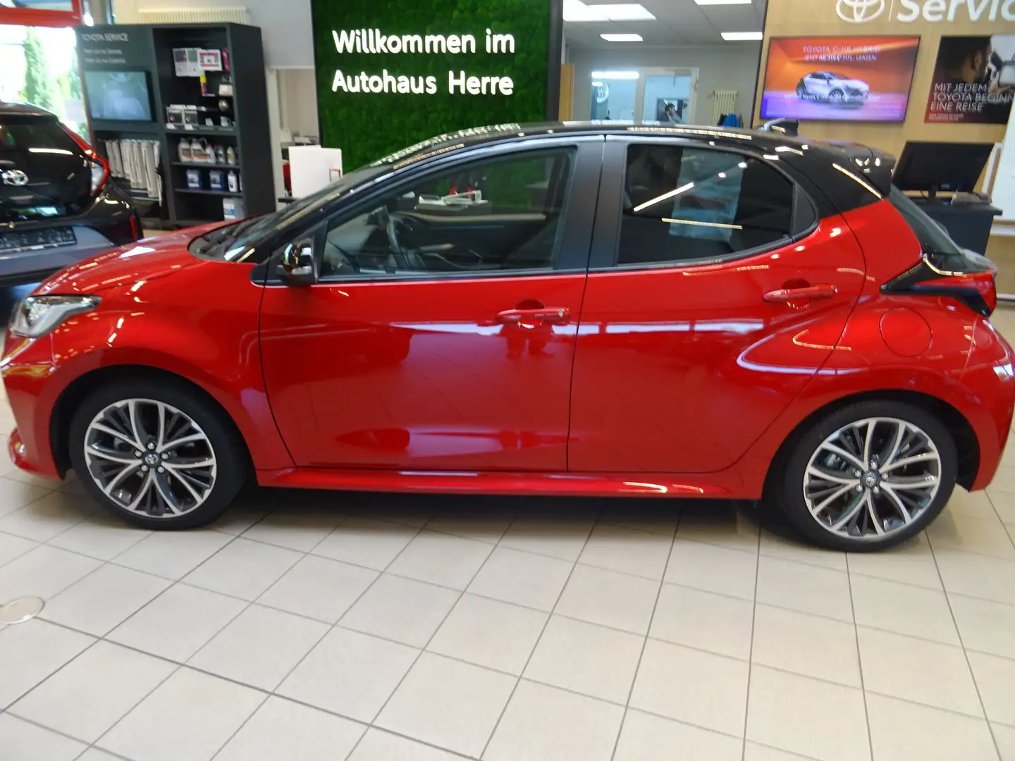 Toyota Yaris Hybrid Style Plus - 2