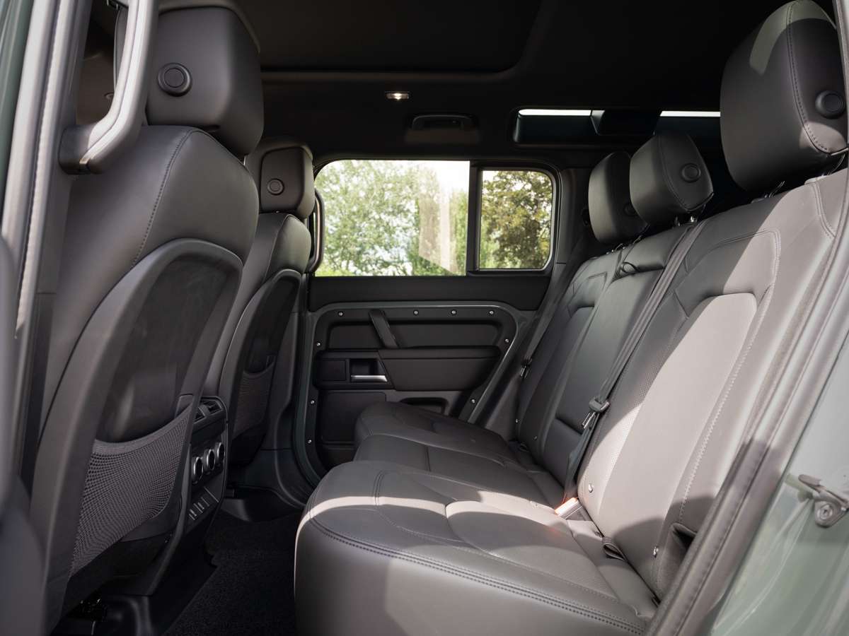 2026 Land Rover Defender 110 P400 TROPHY EDITION KESWICK alt 5