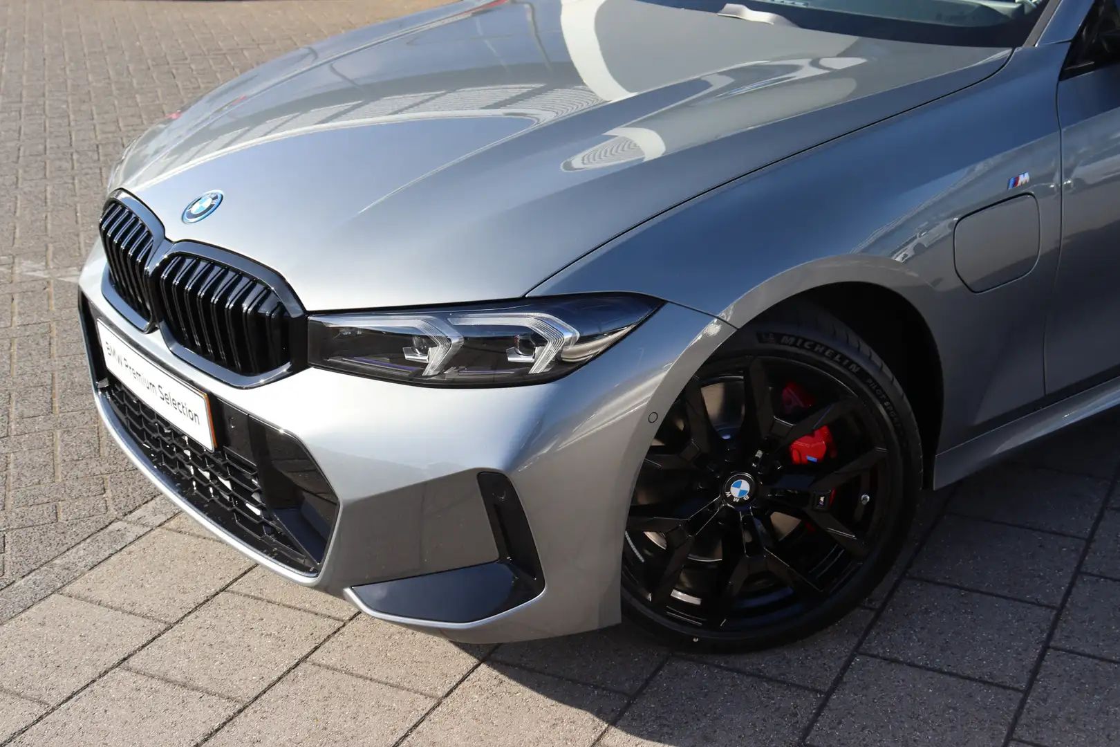 BMW 330 3 Serie Touring 330e M Sport Automaat / M Sportsto Grijs - 2