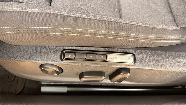 Volkswagen Passat view 11