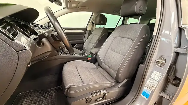 Volkswagen Passat view 20